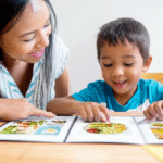 Mãe e filho planejando cardápio semanal